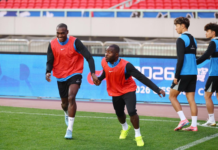 九游娱乐-中超大连英博vs武汉三镇踩场图片分享，玩配对，看看谁牵了谁的手|斯坦丘|马马杜|冯劲|阿奇姆彭|廖锦涛_新浪体育_新浪新闻